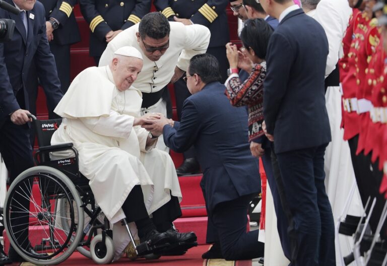 El papa Francisco, en la ceremonia de bienvenida en el aeropuerto de Yakarta (Indonesia)