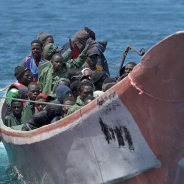 Migrantes, en el puerto de El Pinar, en la isla de El Hierro