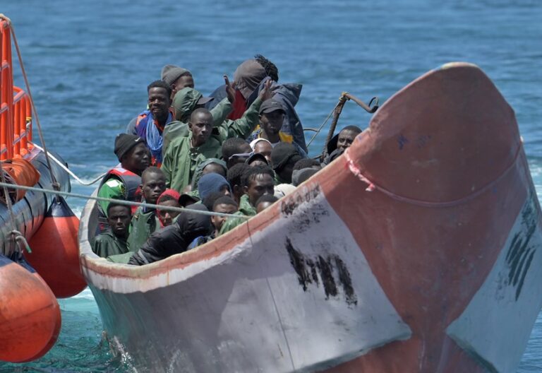 Migrantes, en el puerto de El Pinar, en la isla de El Hierro