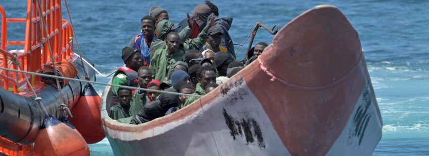 Migrantes, en el puerto de El Pinar, en la isla de El Hierro