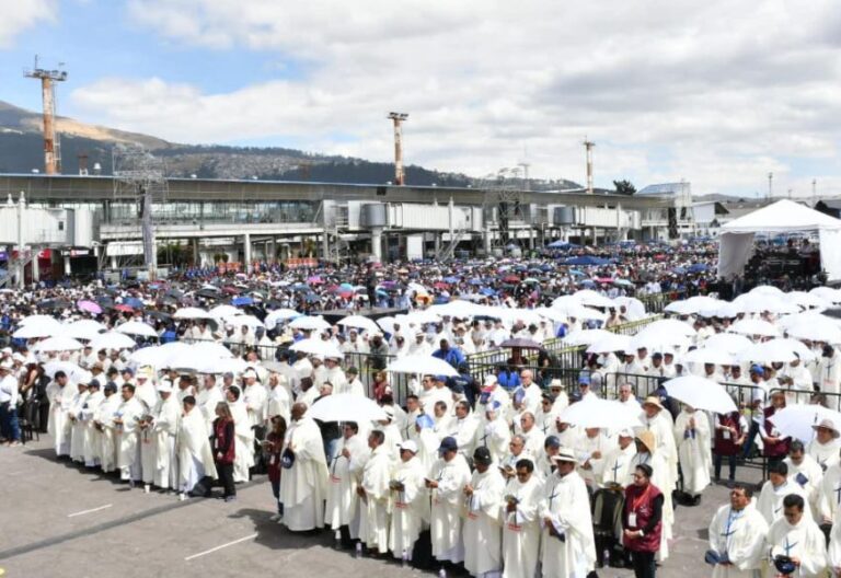 Iglesia ecuatoriana abre la “tienda eucarística del mundo” en la explanada del parque