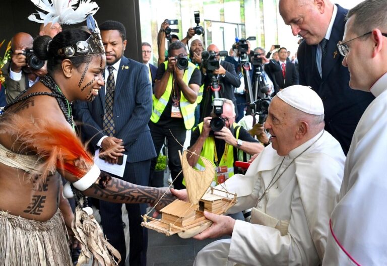 El papa, en el encuentro con las autoridades y la sociedad civil en in Port Moresby