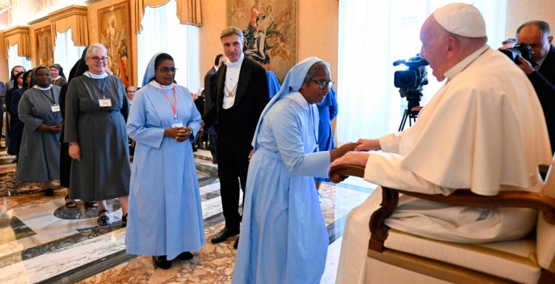 El papa Francisco, con las Hermanas del Divino Salvador