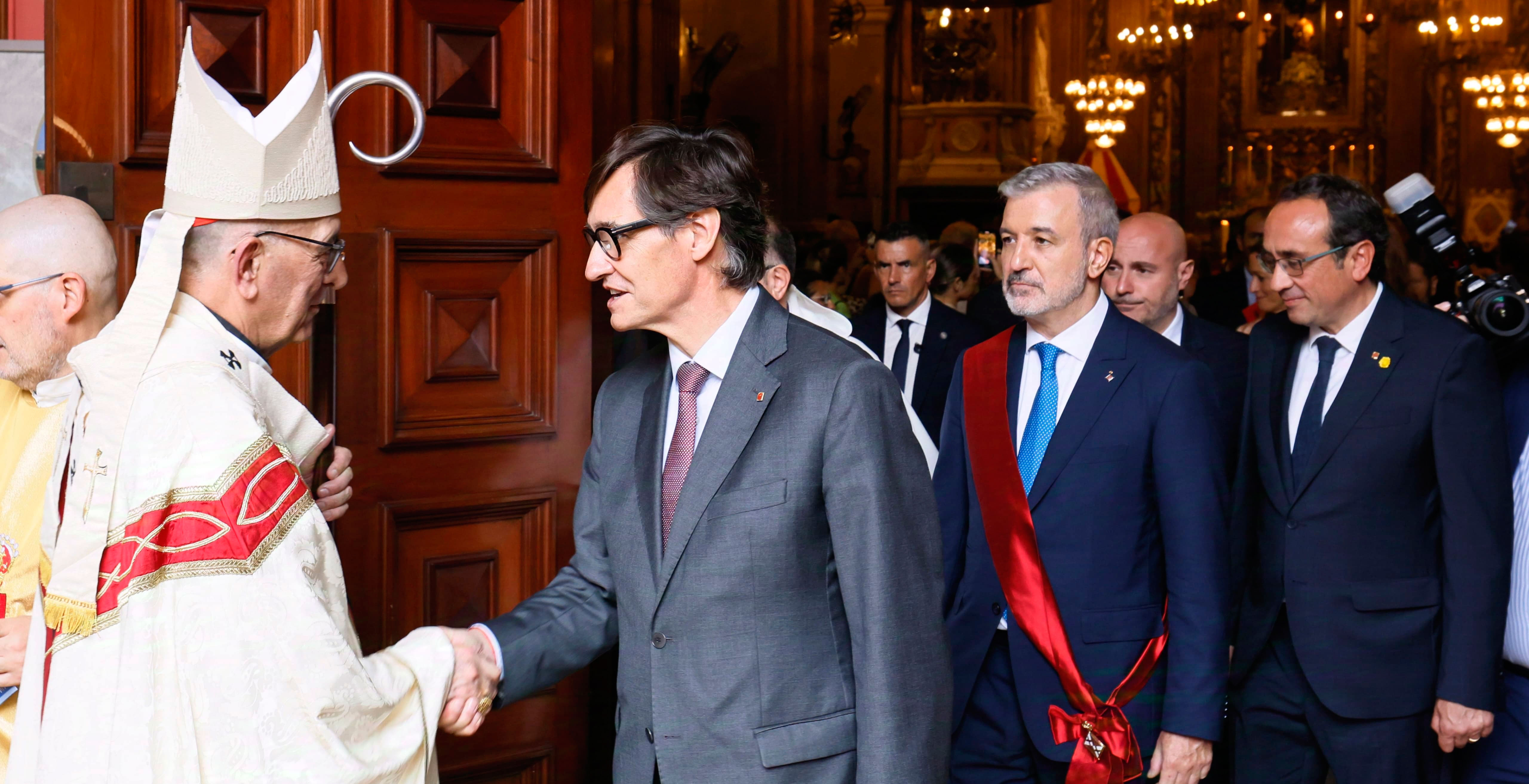 El cardenal Omella saluda a Salvador Illa en la festividad de La Merced