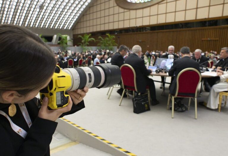 María Langarica fotografía en la Asamblea del Sínodo de los Obispos