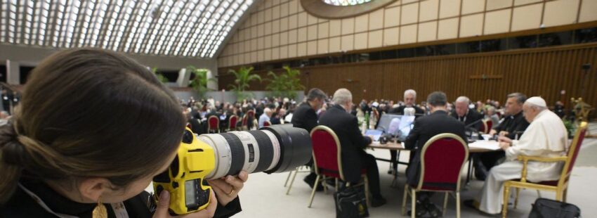 María Langarica fotografía en la Asamblea del Sínodo de los Obispos