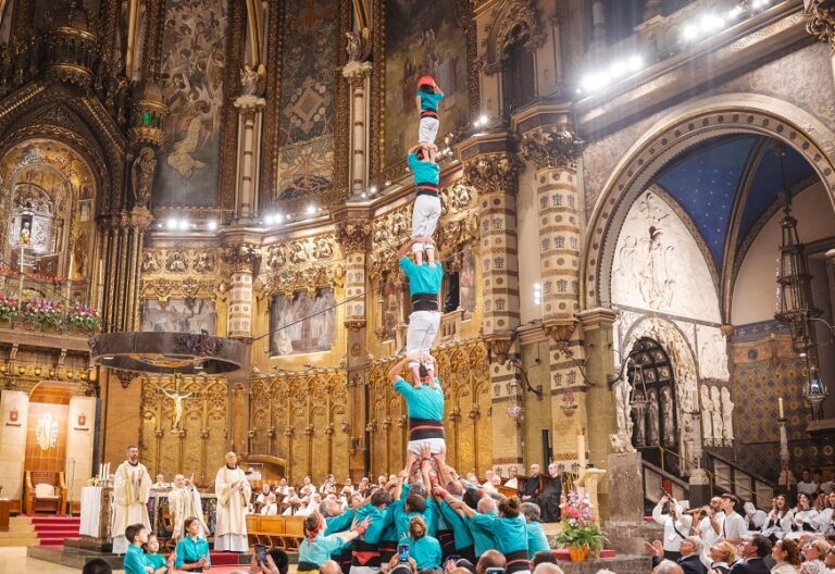 Los Castellers de Vilafranca, en la basílica de Montserrat