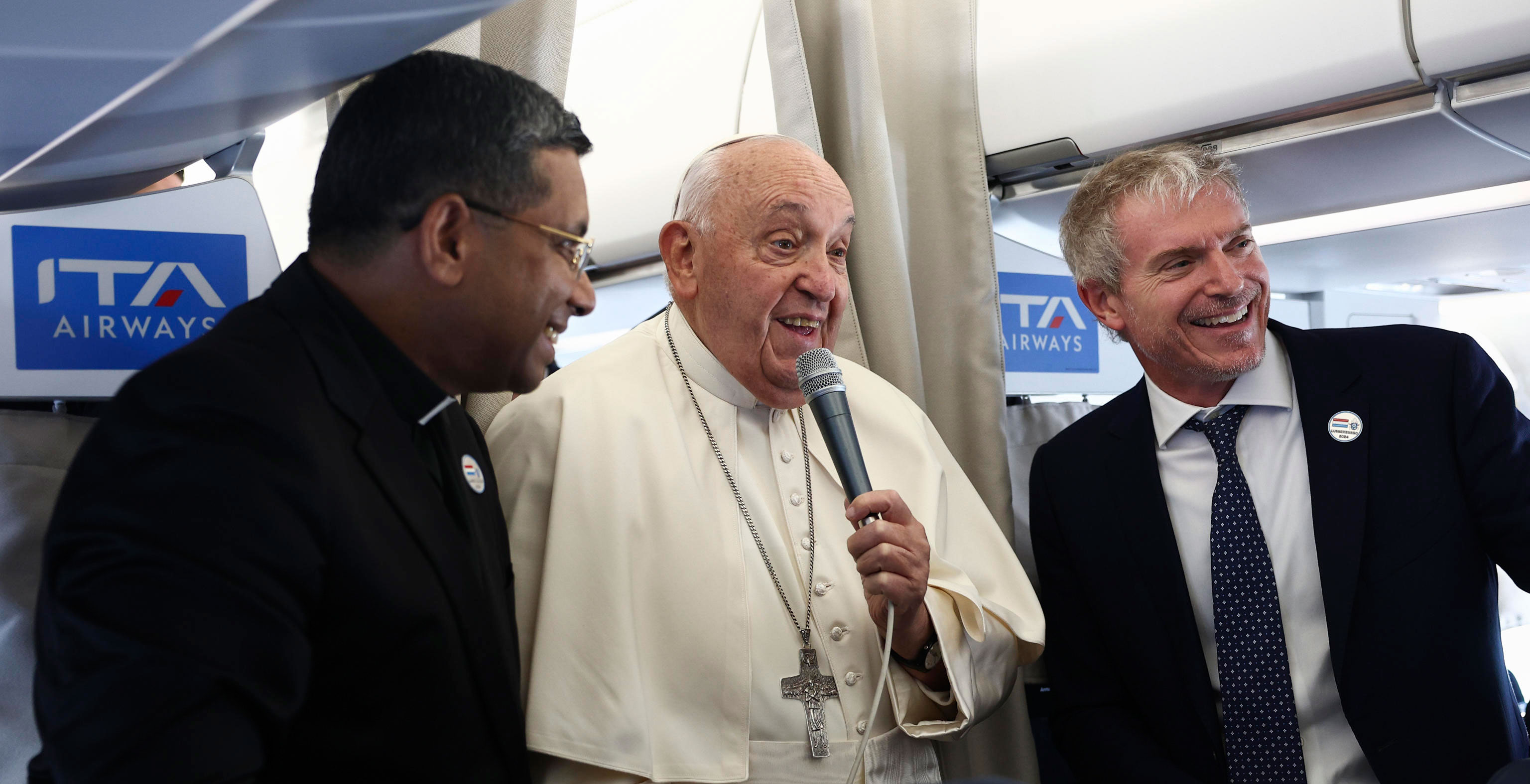 El papa Francisco, en el avión rumbo a Luxemburgo