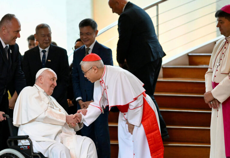 El papa Francisco, con el cardenal arzobispo de Singapur, William Goh