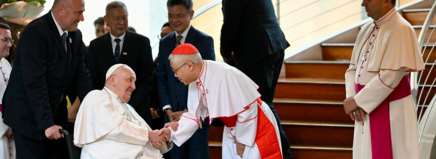 El papa Francisco, con el cardenal arzobispo de Singapur, William Goh