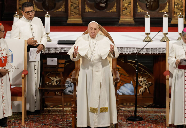 El papa Francisco en la catedral de Yakarta