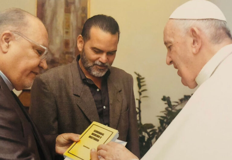 P. Pedro Rafael Ortiz, director del Proyecto Periodismo Histórico, y Nelson Cotto entregan el libro 'Lenguaje, Género e Historia' al Papa Francisco en 2022