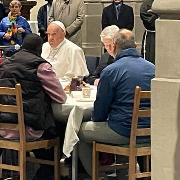 Un desayuno sorpresa con el Papa con un grupo de pobres y refugiados en la iglesia de Saint Gilles