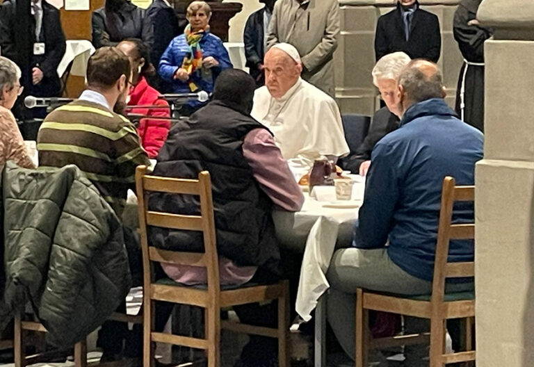 Un desayuno sorpresa con el Papa con un grupo de pobres y refugiados en la iglesia de Saint Gilles