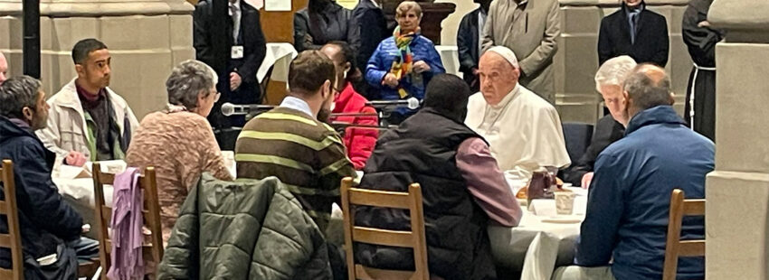 Un desayuno sorpresa con el Papa con un grupo de pobres y refugiados en la iglesia de Saint Gilles