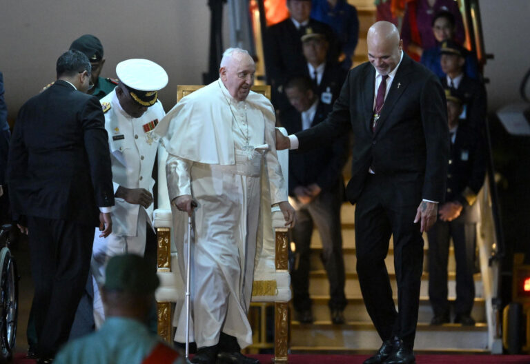 El papa Francisco llega a Papúa Nueva Guinea