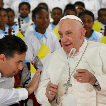 El papa Francisco en un encuentro con misioneros en Papúa Nueva Guinea