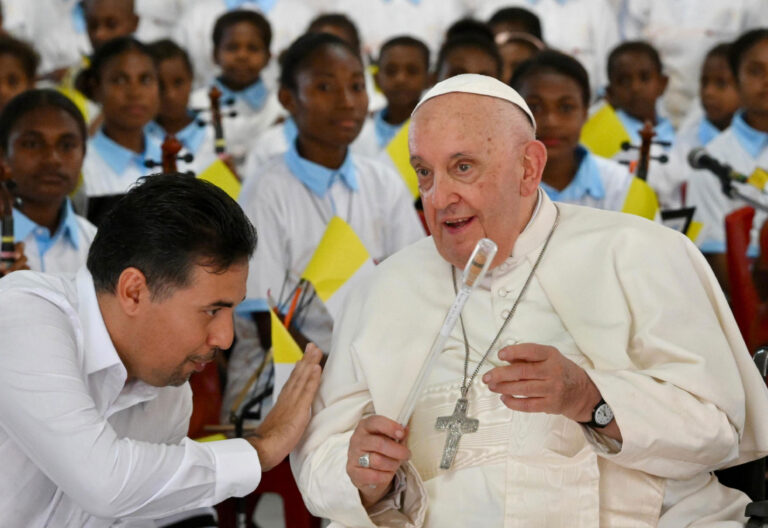 El papa Francisco en un encuentro con misioneros en Papúa Nueva Guinea