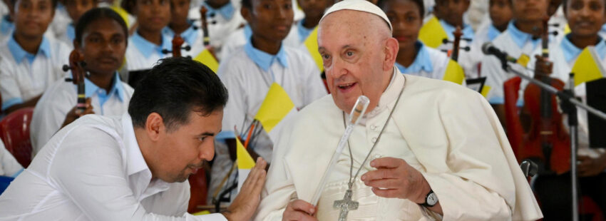 El papa Francisco en un encuentro con misioneros en Papúa Nueva Guinea