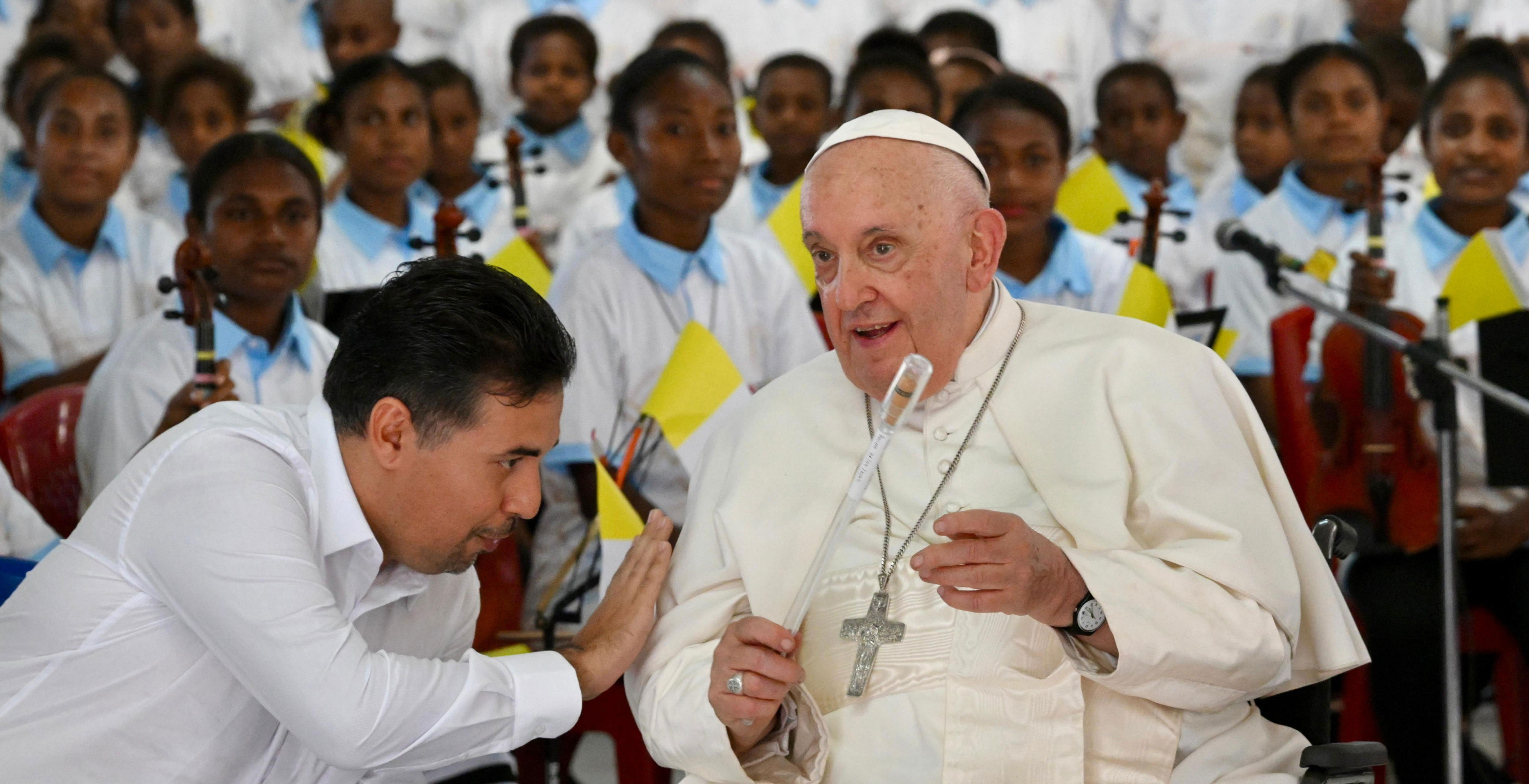 El papa Francisco en un encuentro con misioneros en Papúa Nueva Guinea