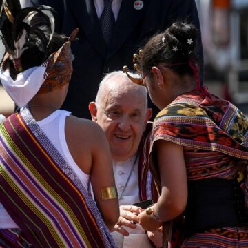 El papa Francisco, en el aeropuerto de Dili, capital de Timor Oriental