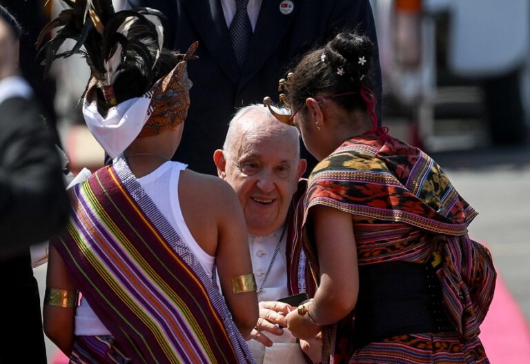 El papa Francisco, en el aeropuerto de Dili, capital de Timor Oriental