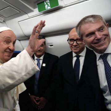 El papa Francisco, en el vuelo de Roma a Yakarta (Indonesia)