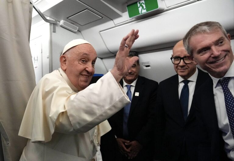 El papa Francisco, en el vuelo de Roma a Yakarta (Indonesia)