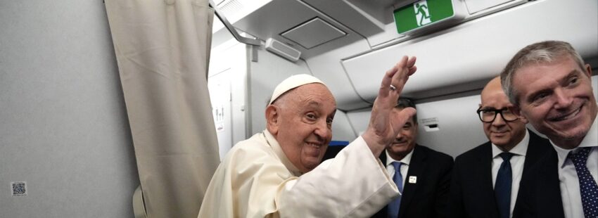 El papa Francisco, en el vuelo de Roma a Yakarta (Indonesia)