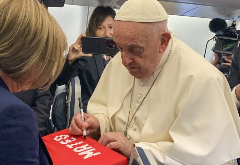 El papa Francisco firmó en el vuelo hacia Indonesia, primera etapa de su gira por Asia y Oceanía,