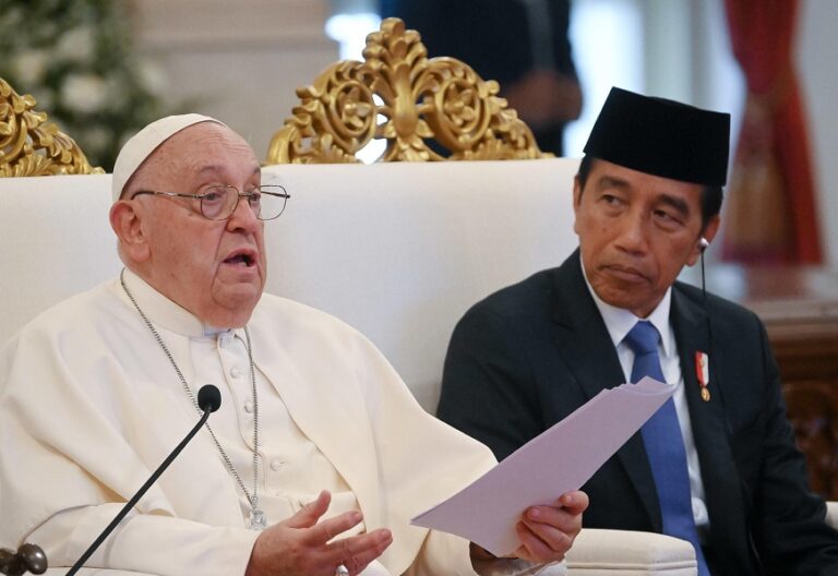 El papa Francisco, en Yakarta (Indonesia), con el presidente Joko Widodo.