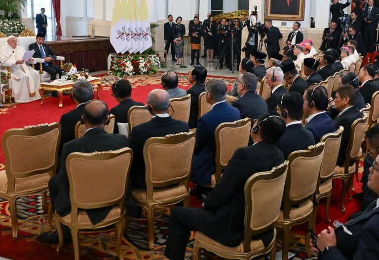 El papa Francisco, en Yakarta (Indonesia), con el presidente Joko Widodo.