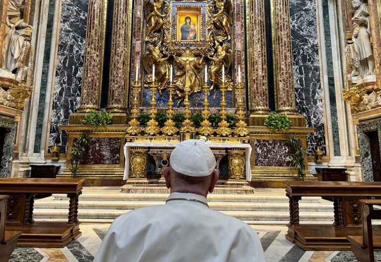 El papa Francisco, ante el icono de la Salus Populi Romani