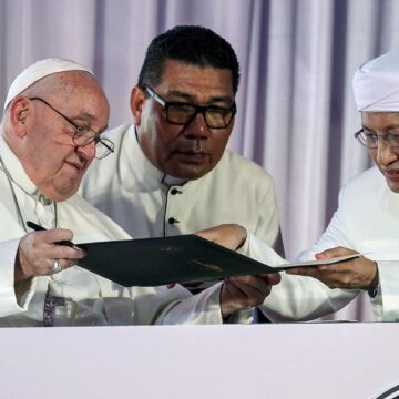 El Papa, con el imán de Yakarta