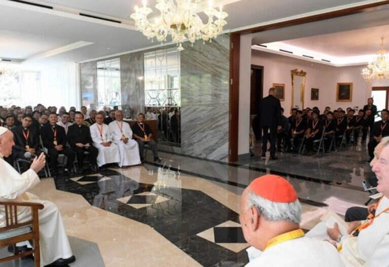 El papa Francisco, con los jesuitas de Indonesia