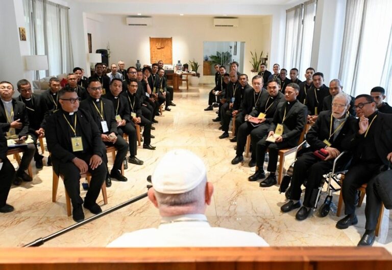 El papa Francisco, con los jesuitas de Timor Oriental