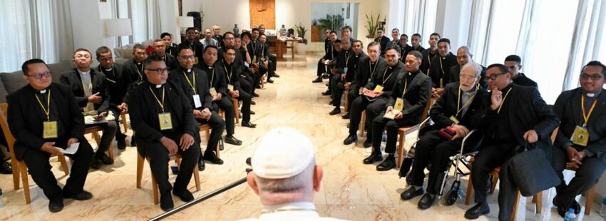 El papa Francisco, con los jesuitas de Timor Oriental