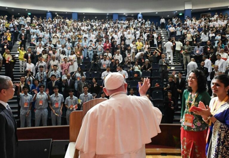 El papa Francisco, en el encuentro con jóvenes de Singapur