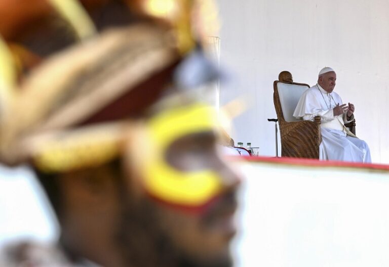 El papa Francisco, en el encuentro con jóvenes en Papúa Nueva Guinea