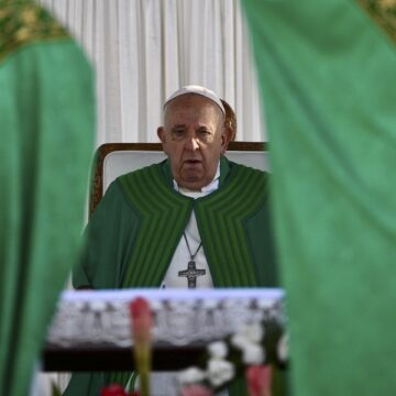 El papa Francisco, durante la misa celebrada en Papúa Nueva Guinea