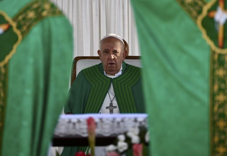 El papa Francisco, durante la misa celebrada en Papúa Nueva Guinea