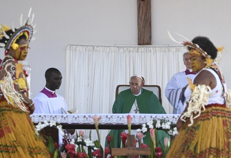 El papa Francisco, durante la misa celebrada en Papúa Nueva Guinea