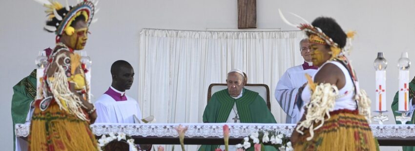 El papa Francisco, durante la misa celebrada en Papúa Nueva Guinea