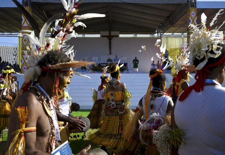 El papa Francisco, durante la misa celebrada en Papúa Nueva Guinea