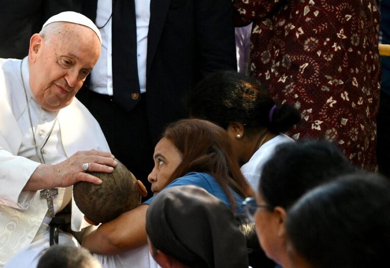 El papa Francisco, en la escuela Irmas Alma, de Dili