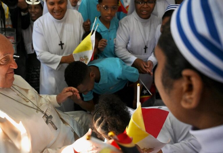 El papa Francisco, en la escuela Irmas Alma, de Dili