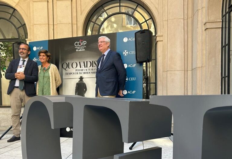 María San Gil y José Masip, durante la presentación del Congreso Católicos y Vida Pública