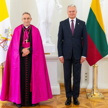 Georg Gänswein ya ejerce como nuncio en Lituania: primer cara a cara con el presidente del país