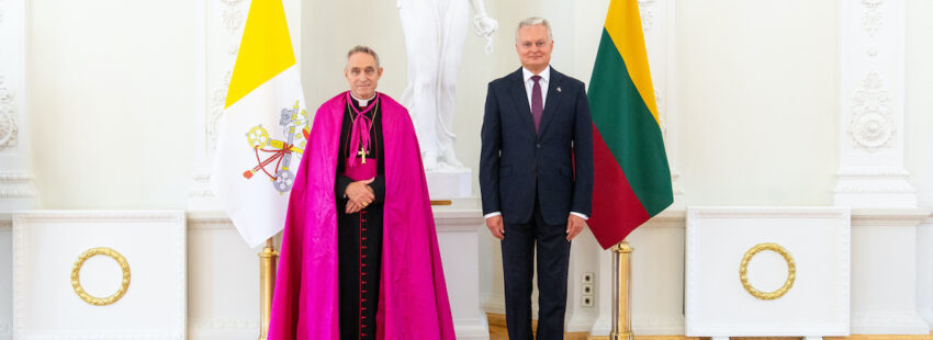 Georg Gänswein ya ejerce como nuncio en Lituania: primer cara a cara con el presidente del país