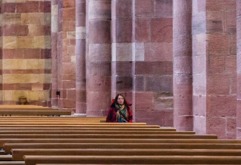 Cuarentañeras y la generación Z son las mujeres que más abandonan la Iglesia